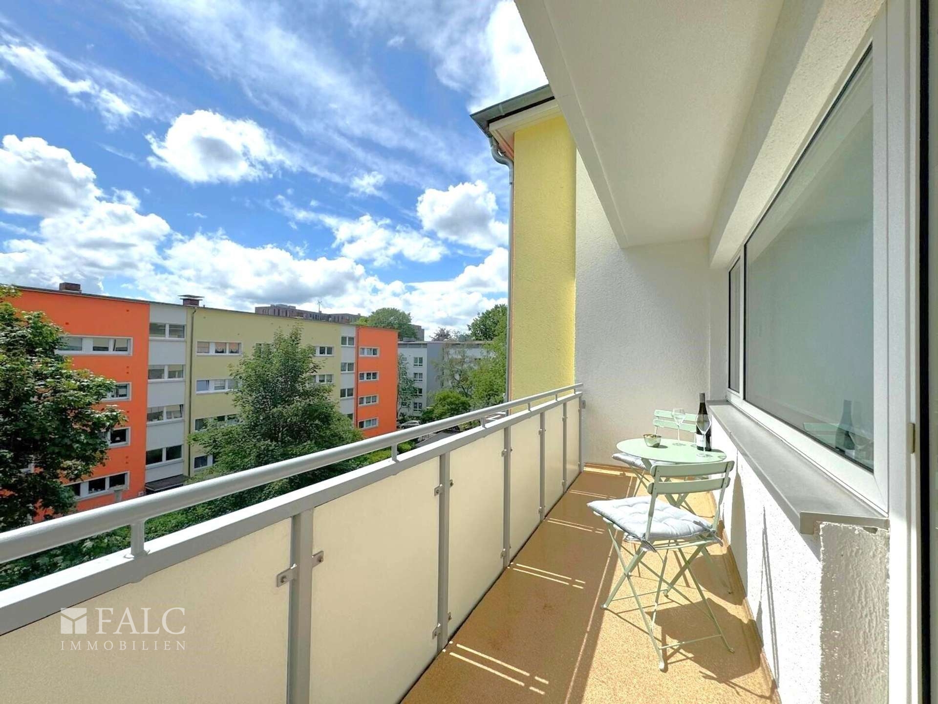 Südbalkon möbiliert neu